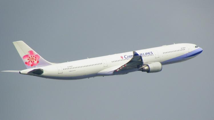 th_CAL_Airbus_A330-300_B-18301_Climbing_up_20111227